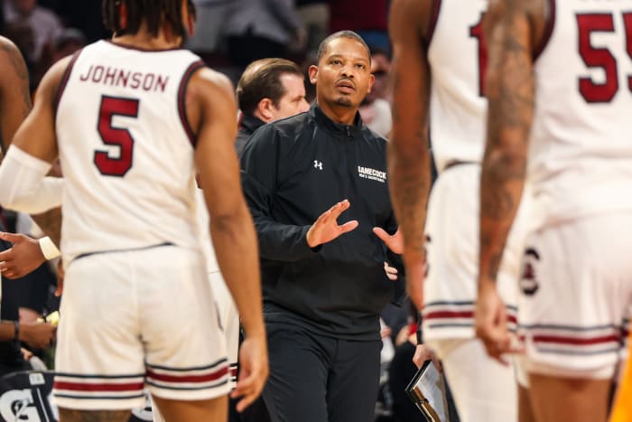 Lamont Paris directs his team against the Tennessee Volunteers (03-06-2024)